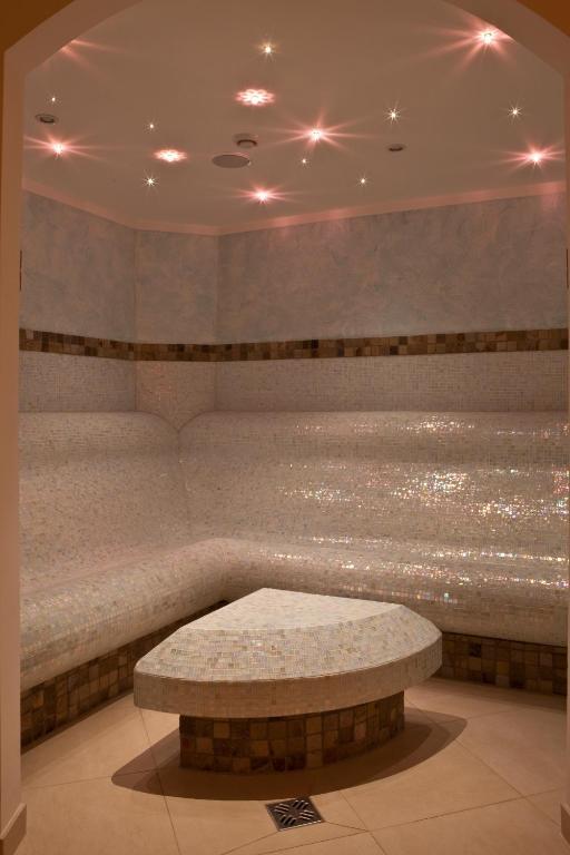 Hotel Burgschrofn Тукс Екстериор снимка
