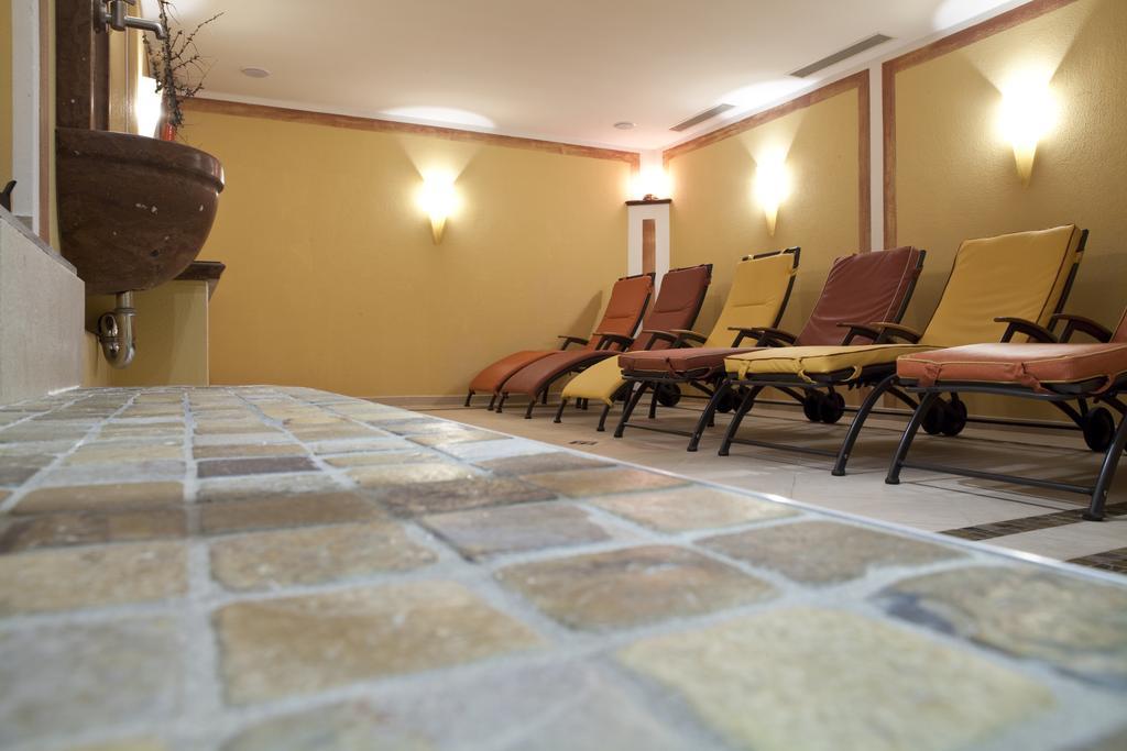 Hotel Burgschrofn Тукс Екстериор снимка