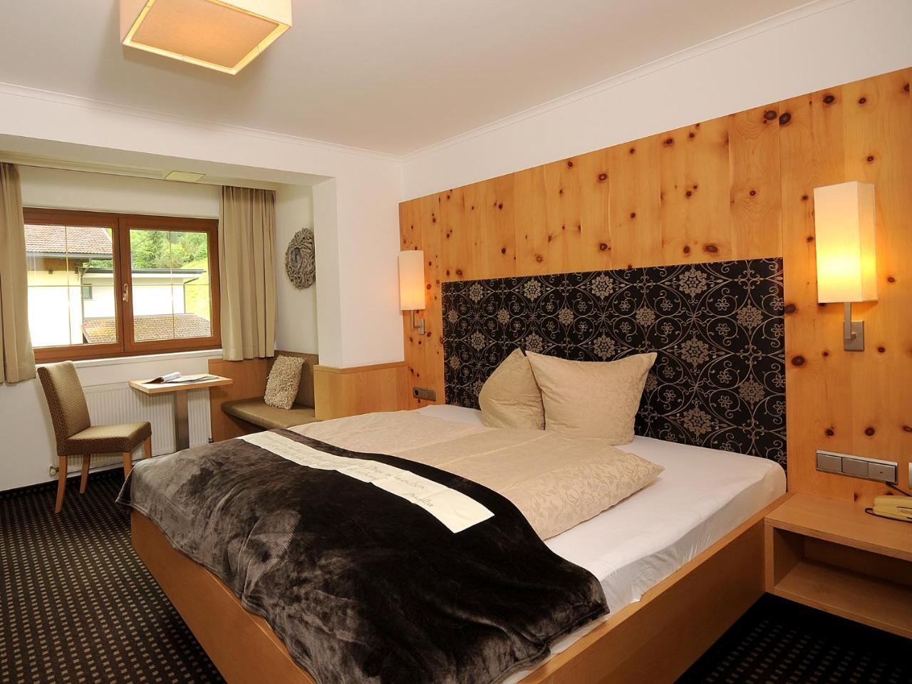Hotel Burgschrofn Тукс Екстериор снимка