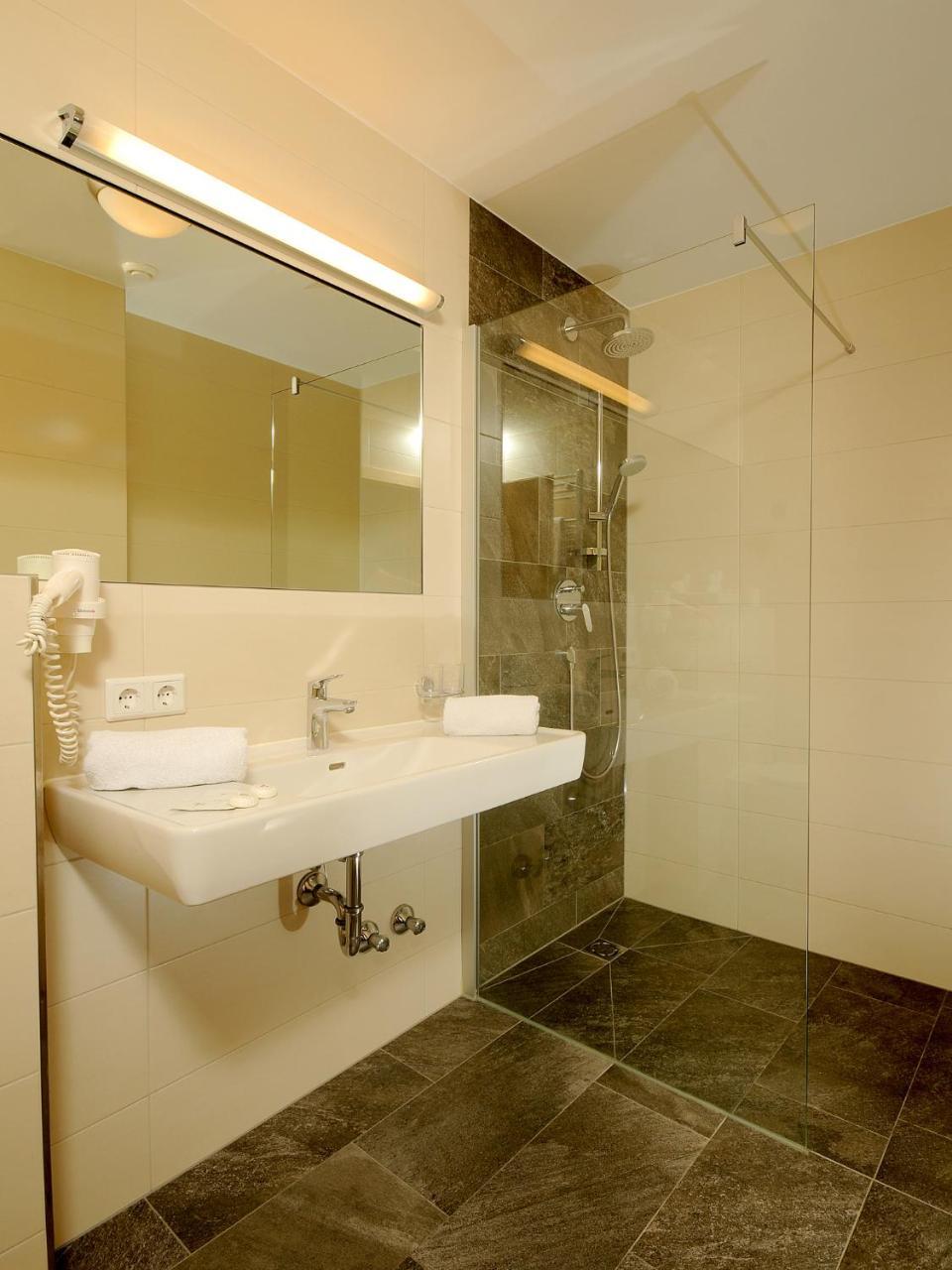 Hotel Burgschrofn Тукс Екстериор снимка